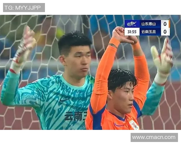 泰山队第72分钟进攻失误谢文能传中直接飞出底线引发球迷失望 泰山队第72分钟进攻失误谢文能传中直接飞出底线引发球迷失望