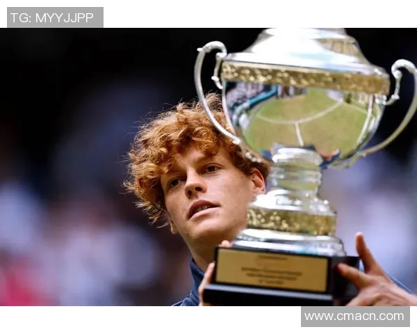 意大利国家队主帅斯帕莱蒂现场观赛ATP总决赛与冠军辛纳亲密合影